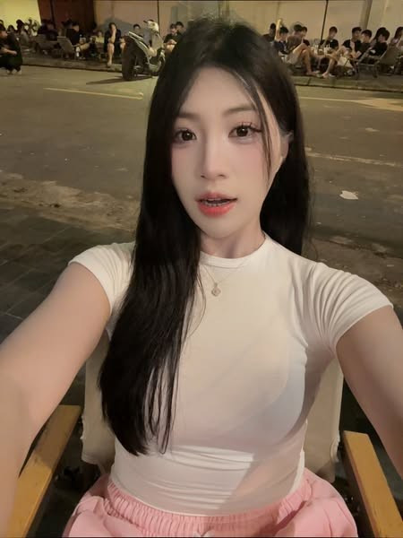 Trên trang cá nhân, Anh Thơ thường xuyên đăng tải những hình ảnh với phong cách thời trang gợi cảm, cá tính. (Ảnh: FBNV)