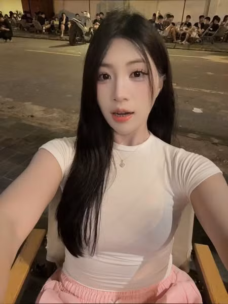 Trên trang cá nhân, Anh Thơ thường xuyên đăng tải những hình ảnh với phong cách thời trang gợi cảm, cá tính. (Ảnh: FBNV)