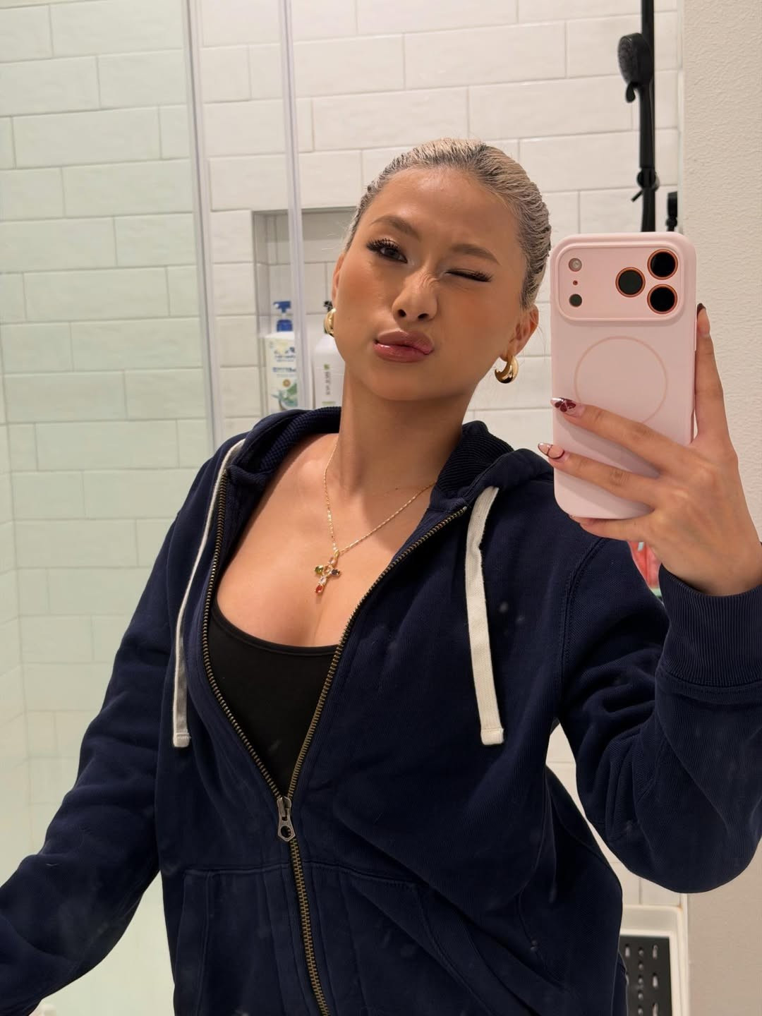 Cách phối đồ giúp tôn tối đa chân dài, "hack" chiều cao siêu đỉnh dù thực tế nữ TikToker chỉ sở hữu chiều cao hạn chế 1m50. (Ảnh: IGNV)