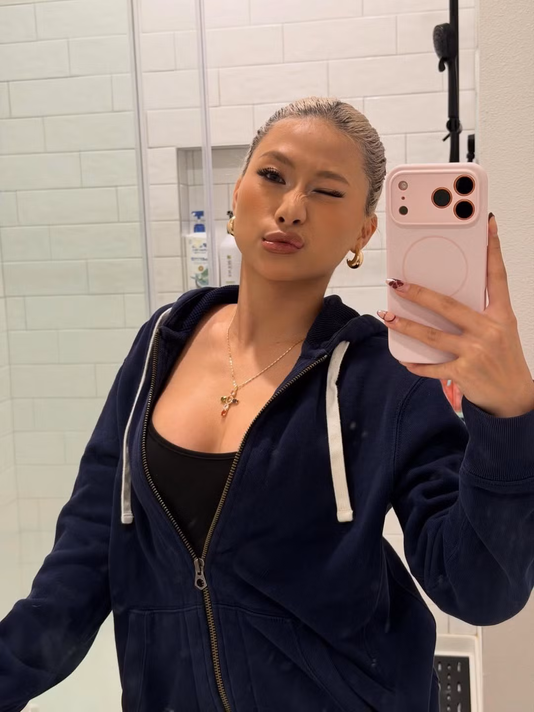 Cách phối đồ giúp tôn tối đa chân dài, "hack" chiều cao siêu đỉnh dù thực tế nữ TikToker chỉ sở hữu chiều cao hạn chế 1m50. (Ảnh: IGNV)