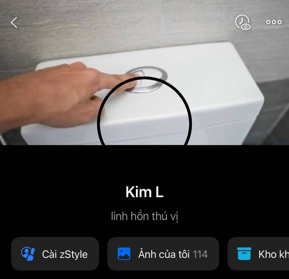 Ví dụ như kết hợp ảnh bìa và ảnh đại diện là khoảnh khắc một người đang điều khiển tivi, nhấn nút bật công tắc điện, nhấn nút xả bồn cầu...