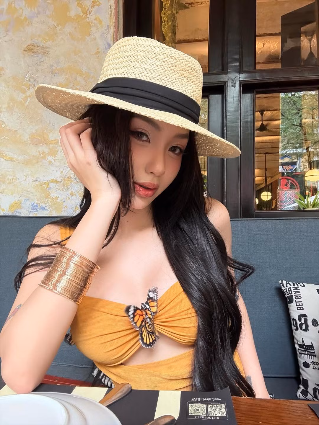 Mái tóc đen dài bồng bềnh và thần thái tự tin, gợi cảm đã giúp cô nàng "cân" trọn bộ trang phục kén người mặc này. (Ảnh: IGNV)