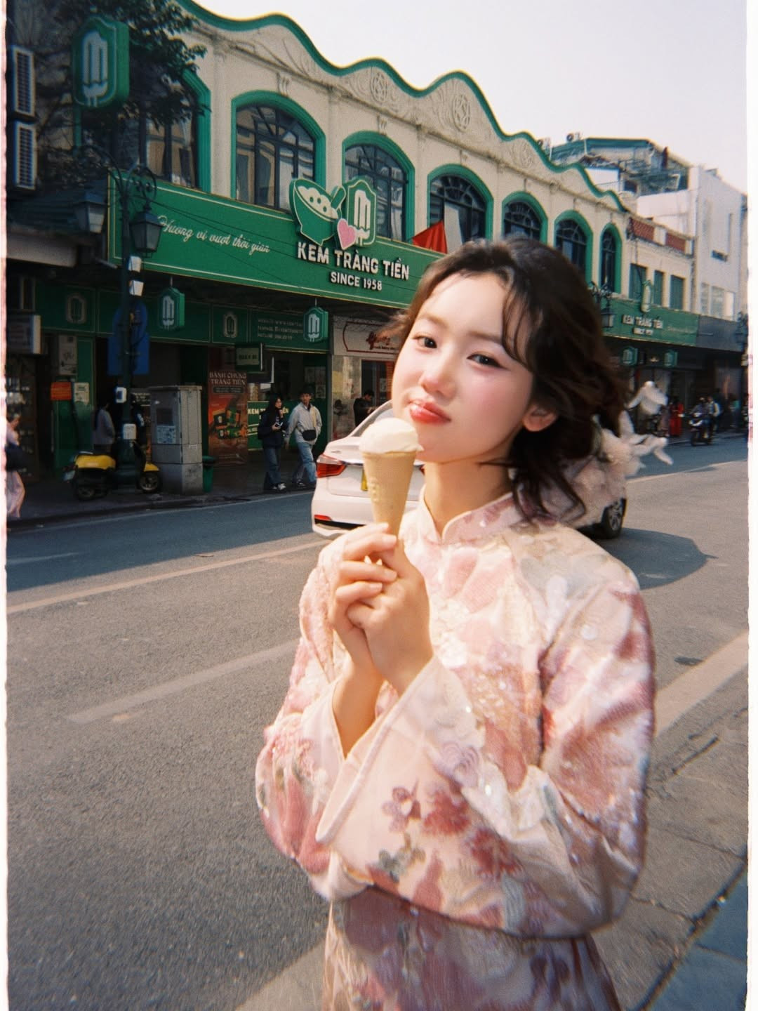 Trong bộ ảnh mới nhất được thực hiện tại Hà Nội, Meichan đã chọn cho mình một thiết kế áo dài cách tân mang tông màu hồng phấn chủ đạo. (Ảnh: IGNV)