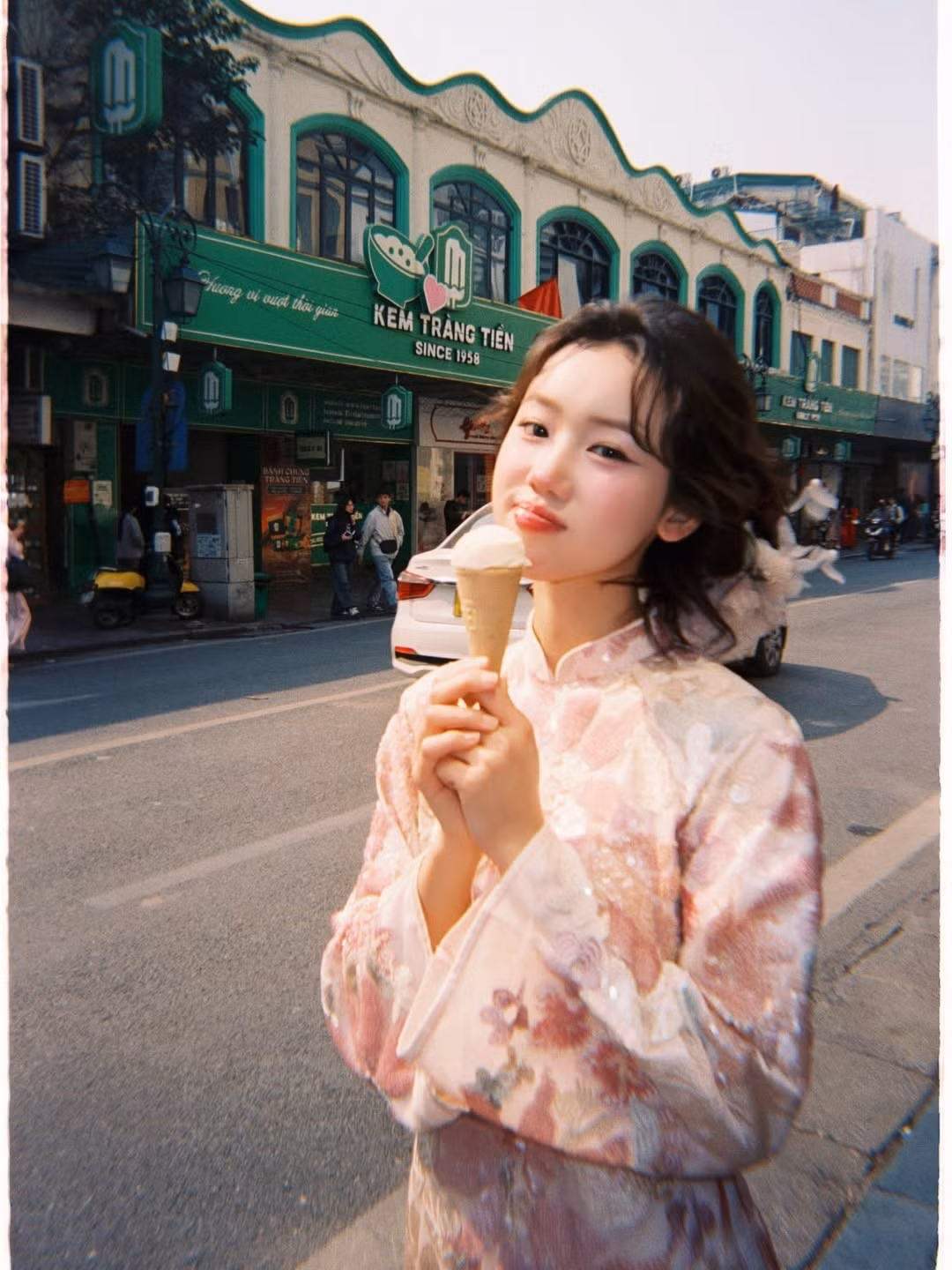 Trong bộ ảnh mới nhất được thực hiện tại Hà Nội, Meichan đã chọn cho mình một thiết kế áo dài cách tân mang tông màu hồng phấn chủ đạo. (Ảnh: IGNV)