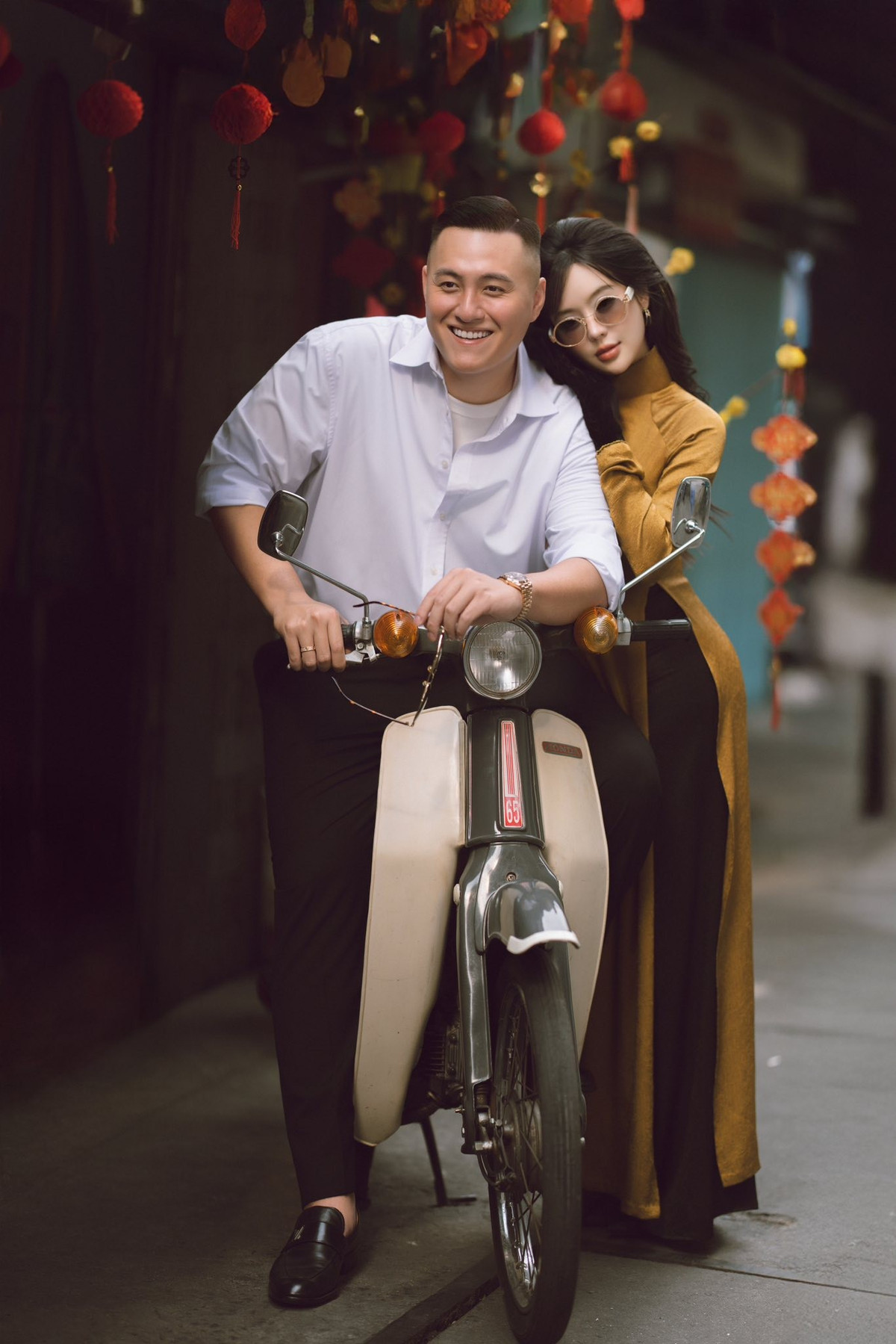 Lấy bối cảnh tại những góc phố cũ với cửa sắt kéo, bàn ghế gỗ và chiếc xe Cub huyền thoại, bộ ảnh mang đến một cảm giác hoài niệm về một Sài Gòn xưa đầy chất thơ. (Ảnh: IG @vantiny.ng)