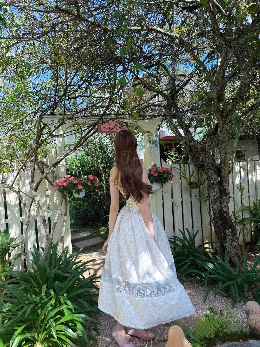 Kết hợp với kiểu tóc buộc nửa đầu dịu dàng và lối trang điểm trong trẻo, Mỹ Hàn hiện lên như một nàng công chúa giữa khu vườn tràn ngập ánh nắng. (Ảnh: IGNV)