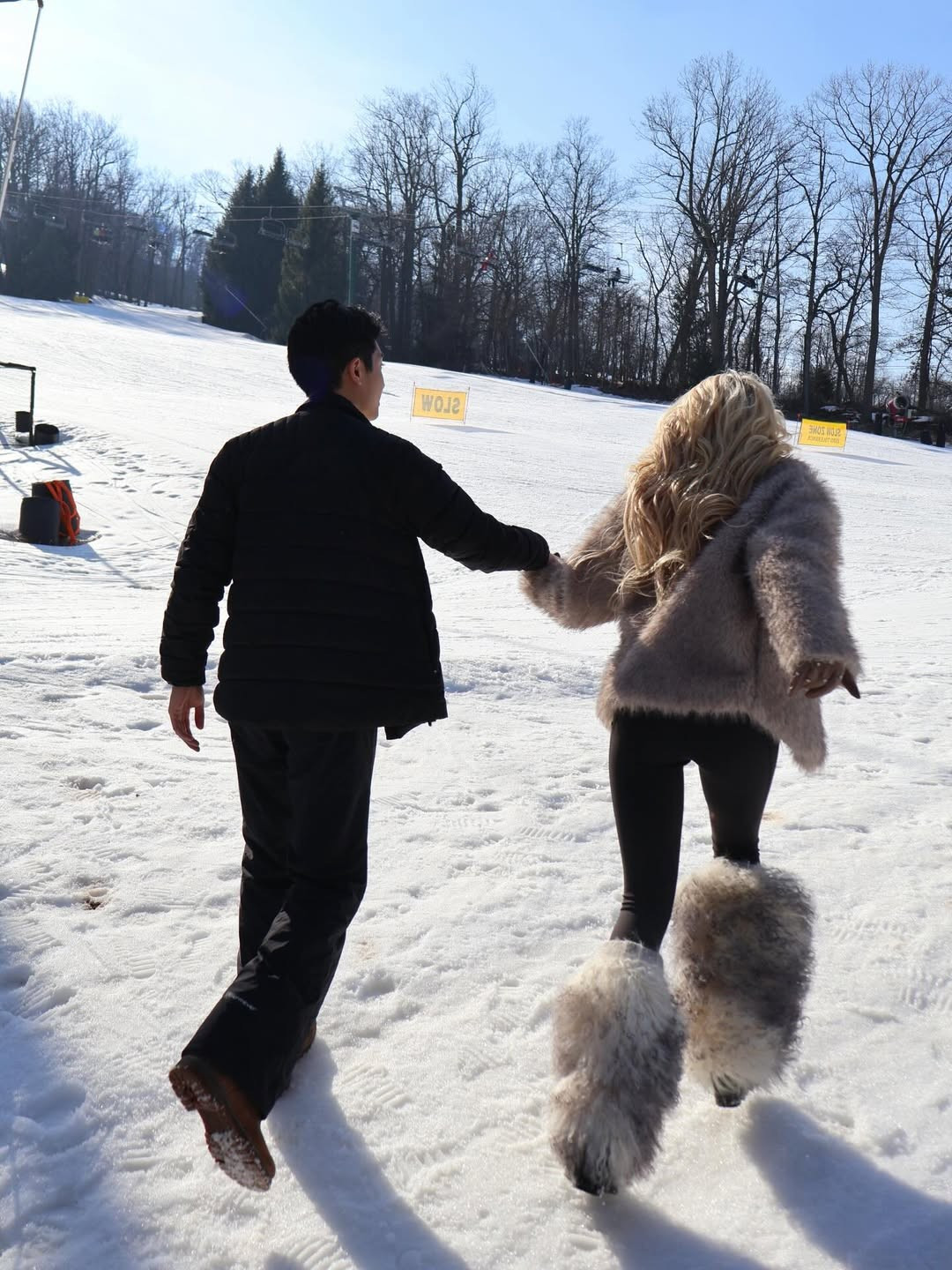 Diện cả set đồ đen ấm áp, Paul Lê có sự đồng điệu với bạn gái về phong cách thời trang năng động, hiện đại. (Ảnh: IGNV)