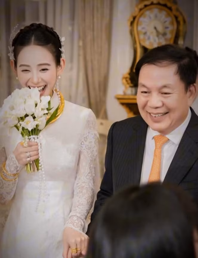 Người mẫu Hương Liên được biết đến là thí sinh chương trình The Face có "nụ cười triệu views". Cô người mẫu quê gốc Hà Nam này năm nay mới 23 tuổi nhưng đã rất nổi tiếng bởi vẻ ngoài xinh đẹp tựa "thần tiên tỉ tỉ". Thậm chí cô nàng còn được nhiều người ưu ái gọi với biệt danh "Kim Tae Hee Việt Nam".