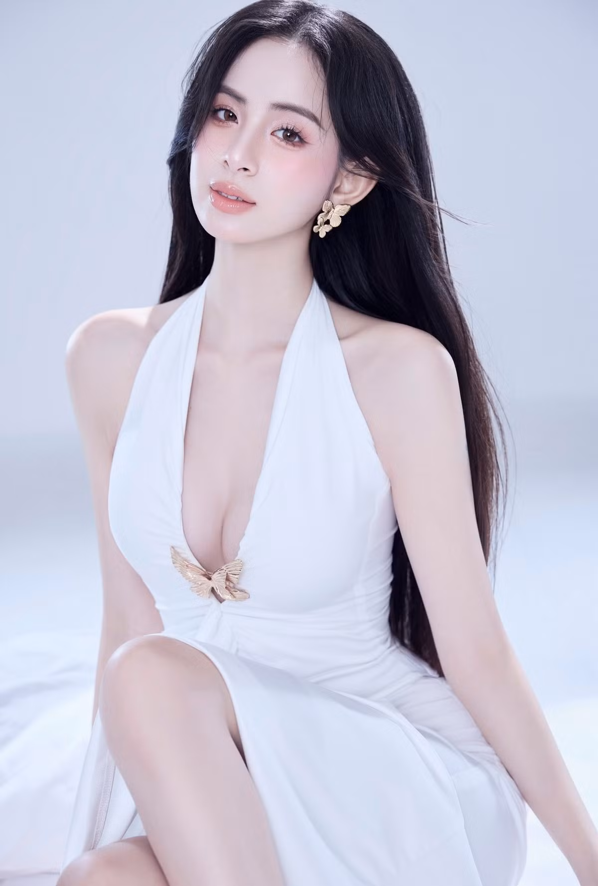 Chỉ trong vòng 4 tháng sau khi chia tay mối tình dài 3 năm với Nam vương Vbiz, Hương Liên đã tìm được hạnh phúc mới bên cạnh một thiếu gia. Điều này khiến dư luận không khỏi tò mò về chuyện tình lãng mạn và nhanh chóng của cô nàng.