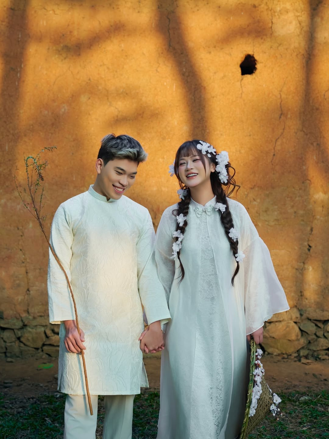 Trong không khí rộn ràng của những ngày gần Tết Nguyên đán, nữ streamer xinh đẹp Lyly Sury vừa khiến dân mạng "dậy sóng" khi tung bộ ảnh áo dài cực tình bên bạn trai - nam TikToker nổi tiếng Soanh Trần. Bộ ảnh nhanh chóng trở thành tâm điểm chú ý, khiến các "thuyền viên" nhiệt tình hối thúc cặp đôi sớm về chung một nhà. (Ảnh: IGNV)