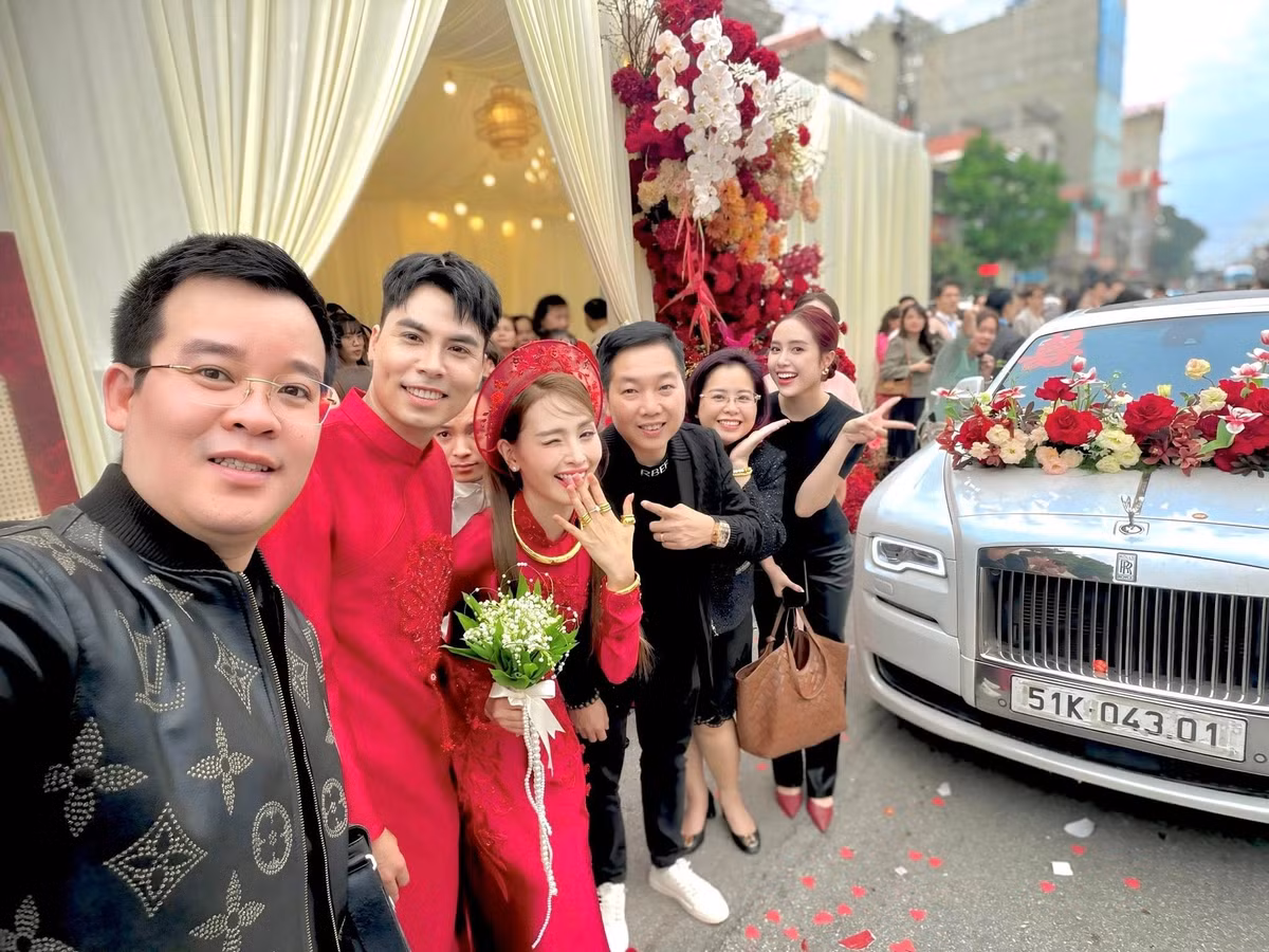 Trong những hình ảnh được bạn bè, đồng nghiệp chia sẻ, cô dâu Mù Tạt rạng rỡ, hào hứng tạo dáng trong sự chào đón, cổ vũ của người thân, quan khách.