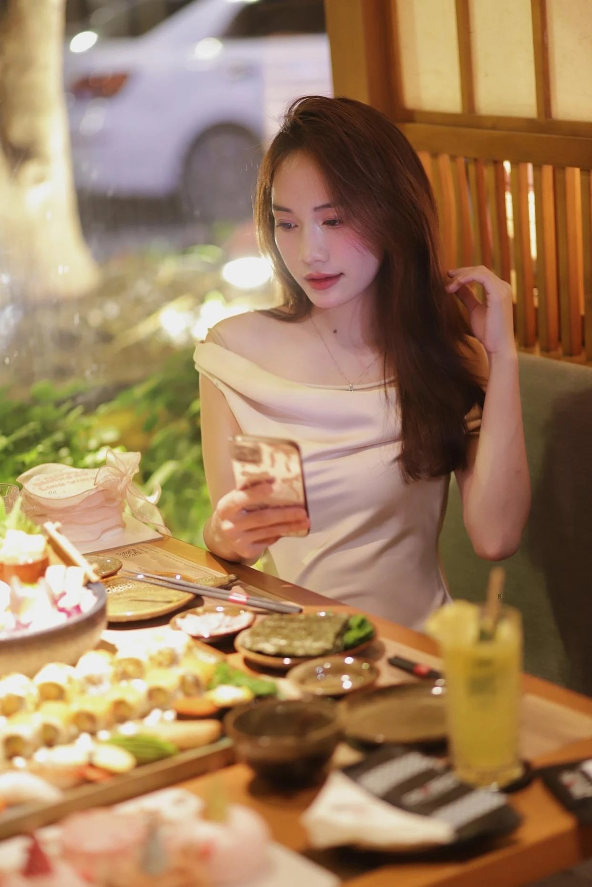 Trên Facebook cá nhân, Bảo Ngọc chủ yếu chia sẻ về các giải đấu và sự nghiệp quần đùi áo số. Các hình ảnh chung của cả hai thường chỉ được chia sẻ ở chế độ bạn bè hoặc những story ngắn.