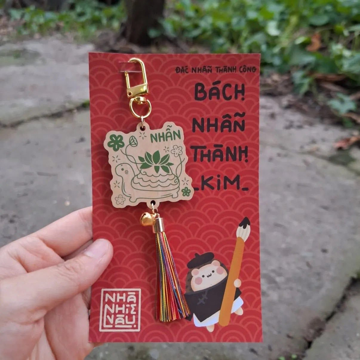 Sau khi nhận lì xì, người nhận có thể giữ lại chiếc móc khóa như một món đồ lưu niệm hoặc vật phẩm phong thủy mang theo bên mình suốt cả năm.