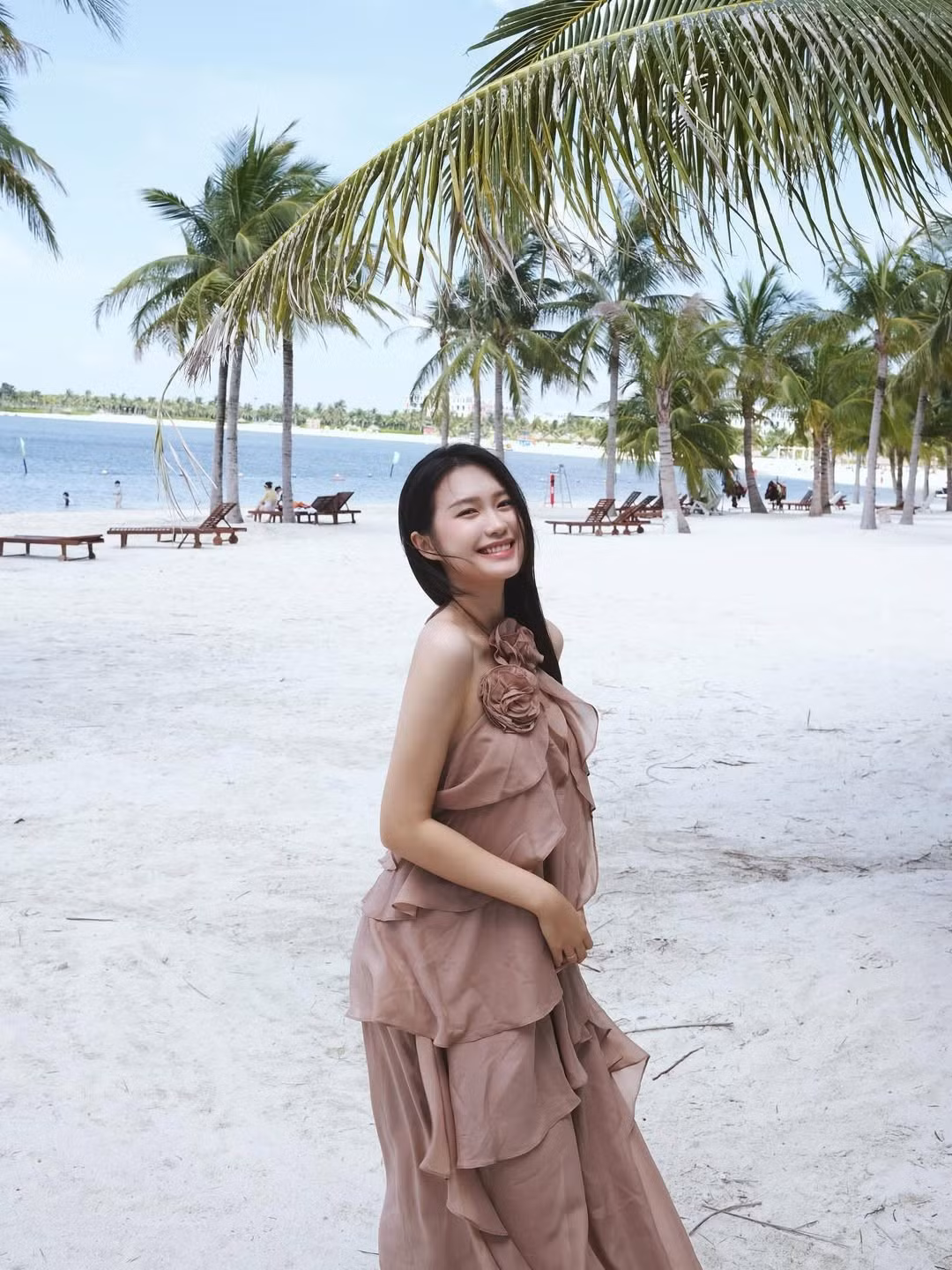 Không trang điểm quá đậm, Doãn Hải My chọn phong cách tự nhiên, thanh thoát. Mái tóc dài buông xõa nhẹ nhàng theo gió, cùng nụ cười tươi tắn, rạng rỡ đã làm say đắm người xem.