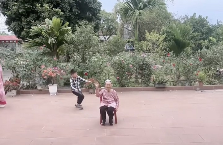 Trend này cho thấy dù xã hội có hiện đại đến đâu, ông bà vẫn luôn là "gốc rễ", là điểm tựa tinh thần vững chãi nhất cho cả gia đình. (Ảnh: @thuphuon226)