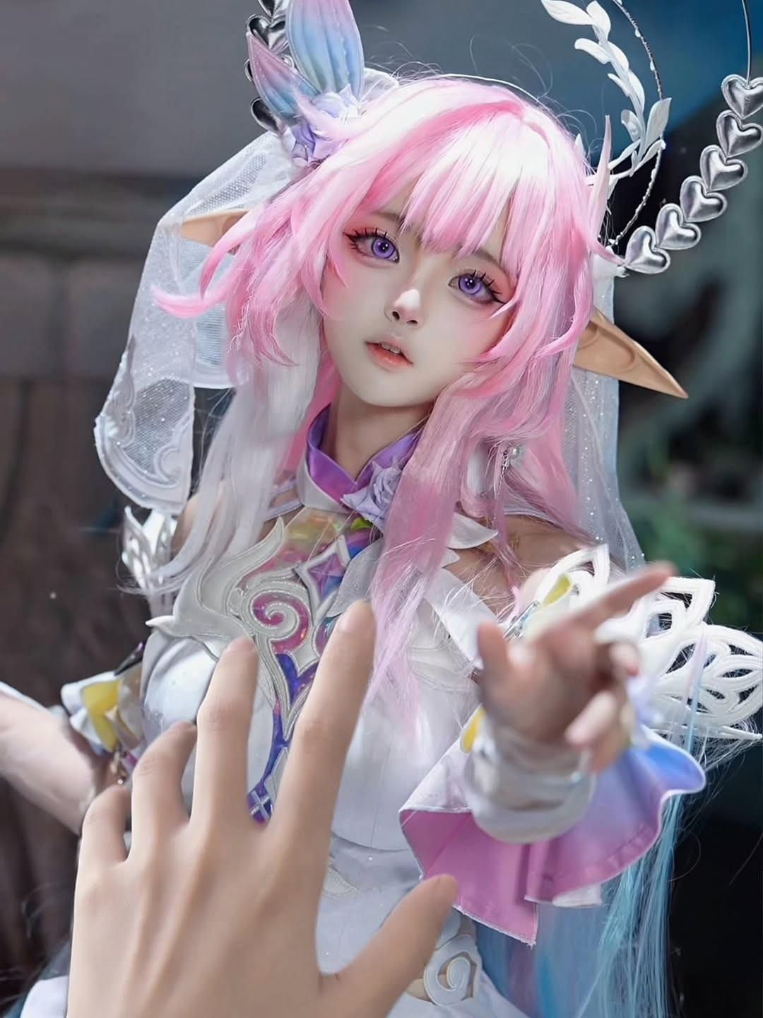 Chú cánh cụt này vốn là một meme phổ biến trên mạng xã hội, thường xuất hiện cùng với âm nhạc vui nhộn và các hành động ngộ nghĩnh như nhún nhảy, lắc lư, và dùng xẻng lật chảo hay cầm chổi lông gà. (Ảnh: IGNV)