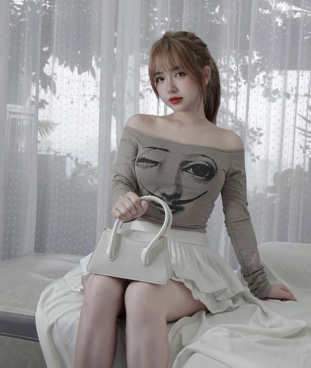 Nhờ hành trình lột xác để có được sắc vóc như hiện tại, cô nàng từng không ít lần bị miệt thị với ngoại hình "mỏng như tờ giấy".