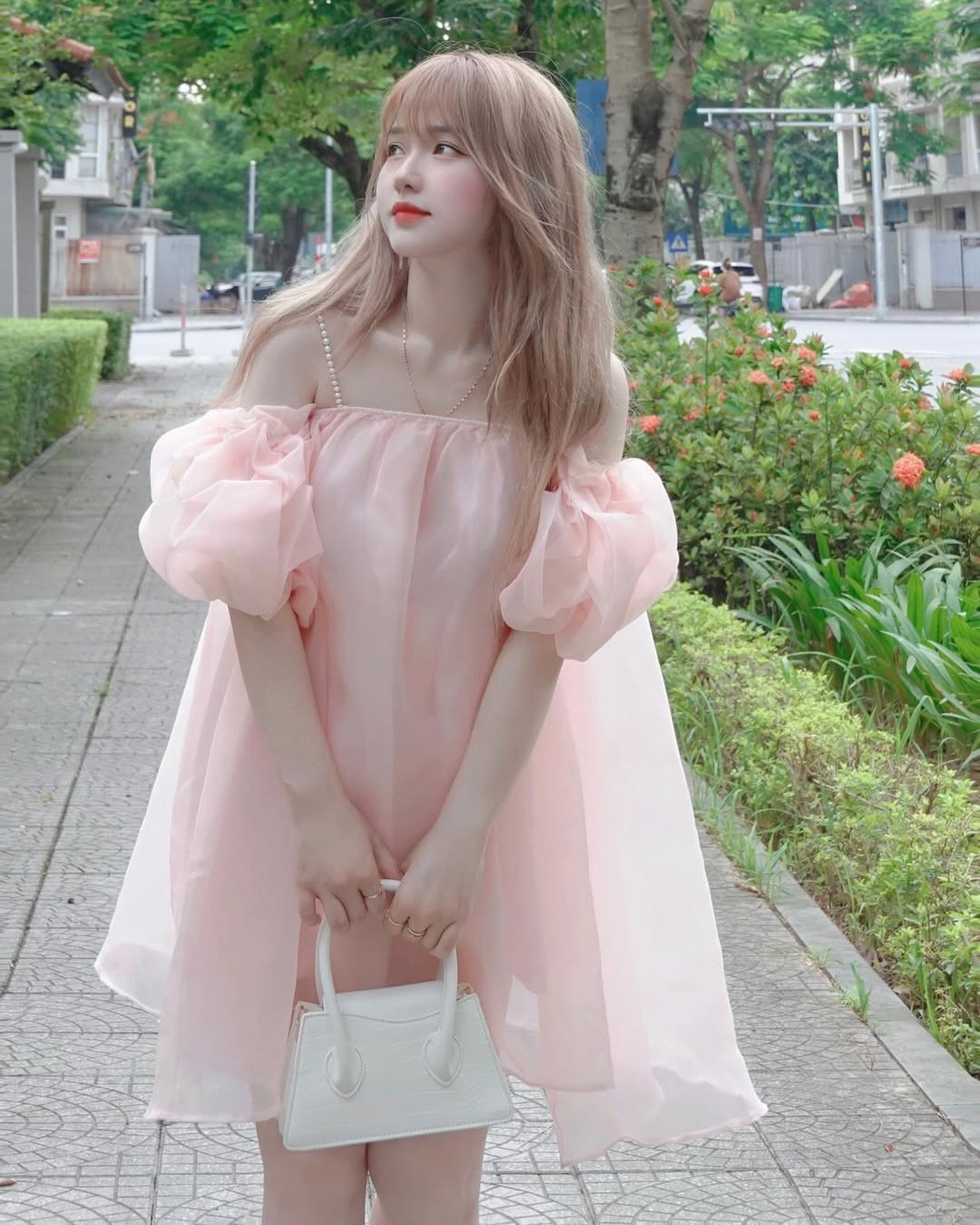 Thùy Trang cũng từng được nhiều báo Trung ca ngợi vì vẻ ngoài xinh đẹp và hành trình "vịt hóa thiên nga".