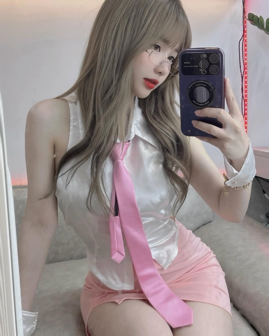 Trong loạt ảnh, Thùy Trang diện chiếc áo sơ mi lụa sát nách trắng bóng, phối cùng cà vạt màu hồng pastel đầy nữ tính, kết hợp với chân váy ngắn ôm sát, khoe trọn đường cong “gây mê”.