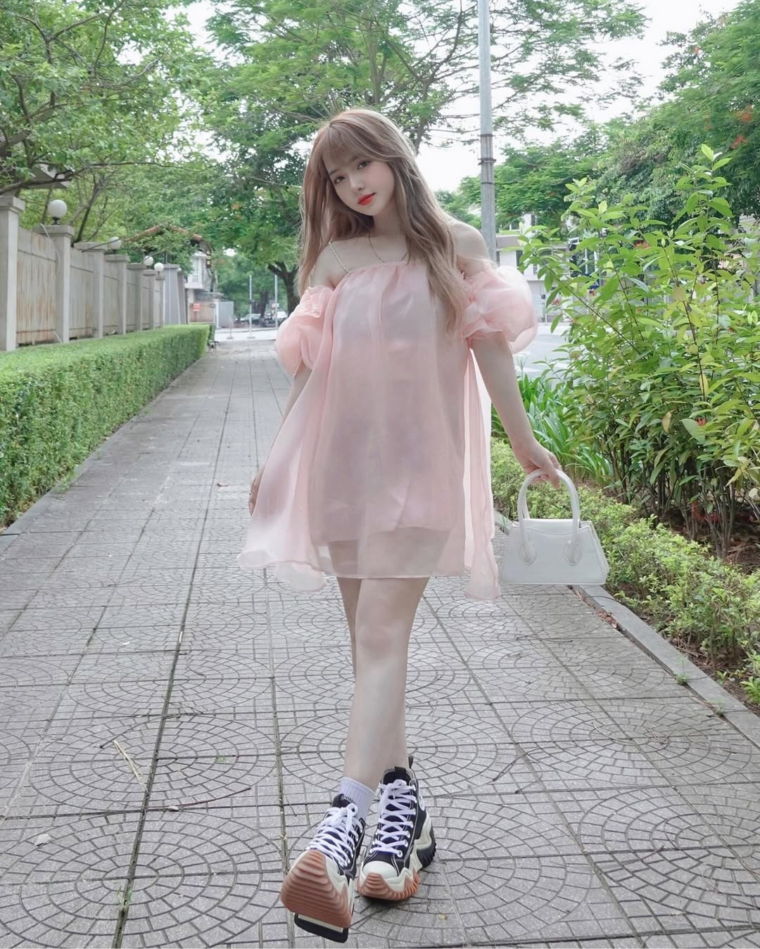 Cô hiện đang là gương mặt quen thuộc trong nhiều cộng đồng yêu thích cosplay, livestream, và là một TikToker có sức hút nhất định với phong cách thời trang sexy, hiện đại nhưng luôn chỉn chu.