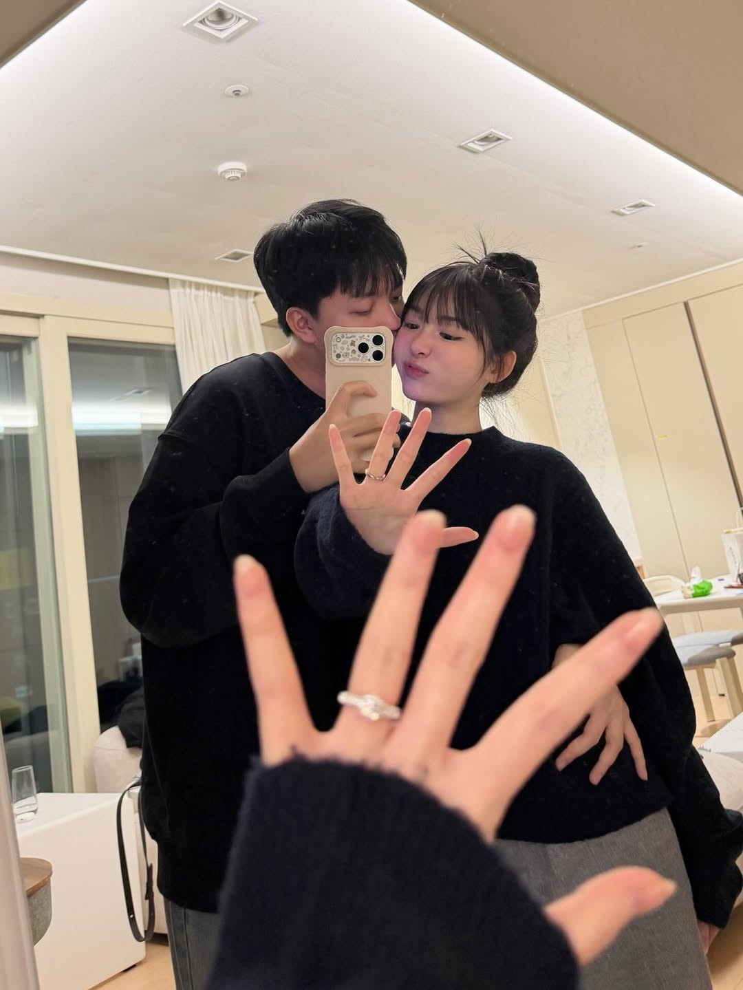 Cặp đôi vẫn giữ phong cách nhí nhảnh, đáng yêu quen thuộc với những biểu cảm "lầy lội" nhưng không kém phần tình tứ. Nhiều người hâm mộ nhận xét rằng, sau nhiều năm bên nhau, cả hai ngày càng có "tướng phu thê". (Ảnh: IG @kimchunqg)