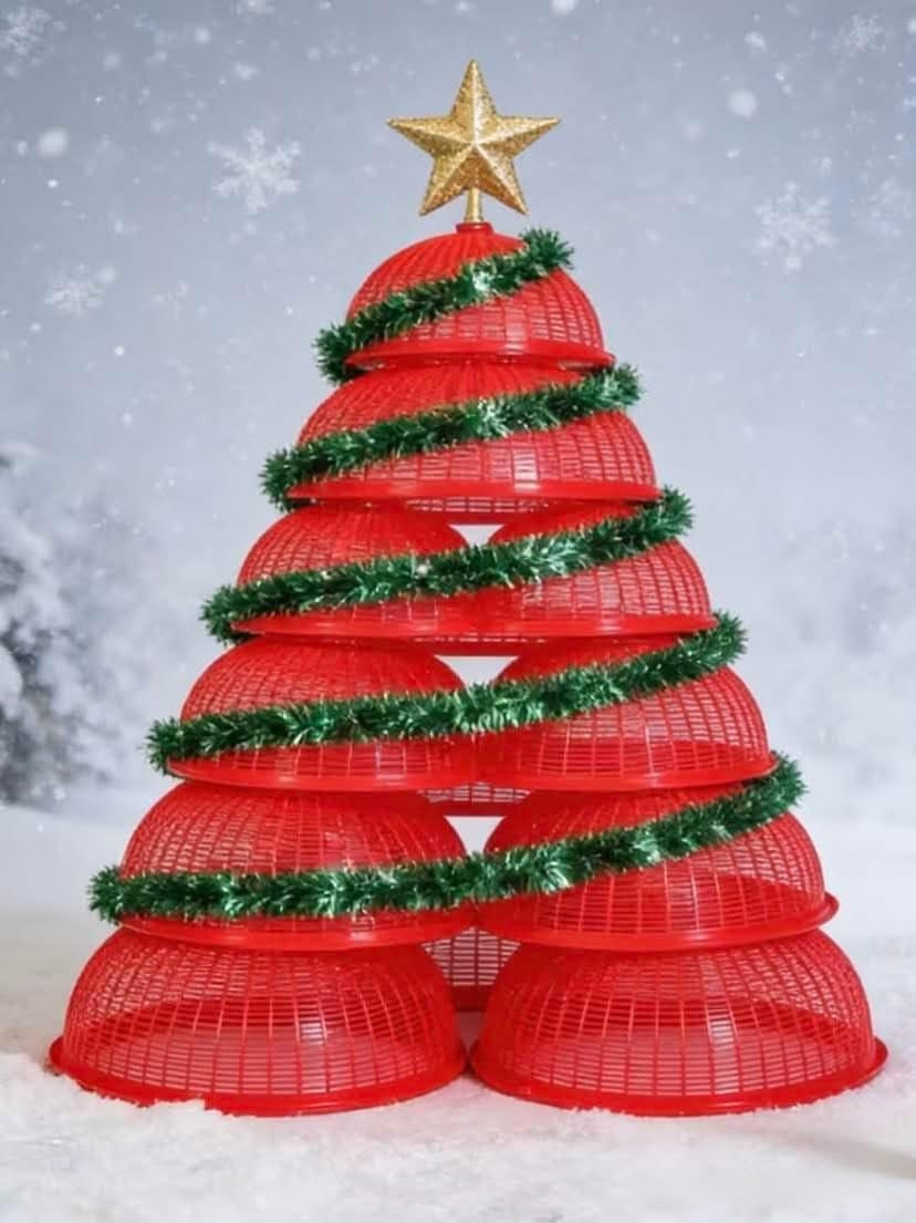 Không chỉ dừng lại ở đồ ăn, sự sáng tạo còn lan sang những vật dụng hàng ngày, biến chúng thành cây thông Noel siêu "lầy" nhưng đầy ý nghĩa như cây thông từ những chiếc lồng bàn.