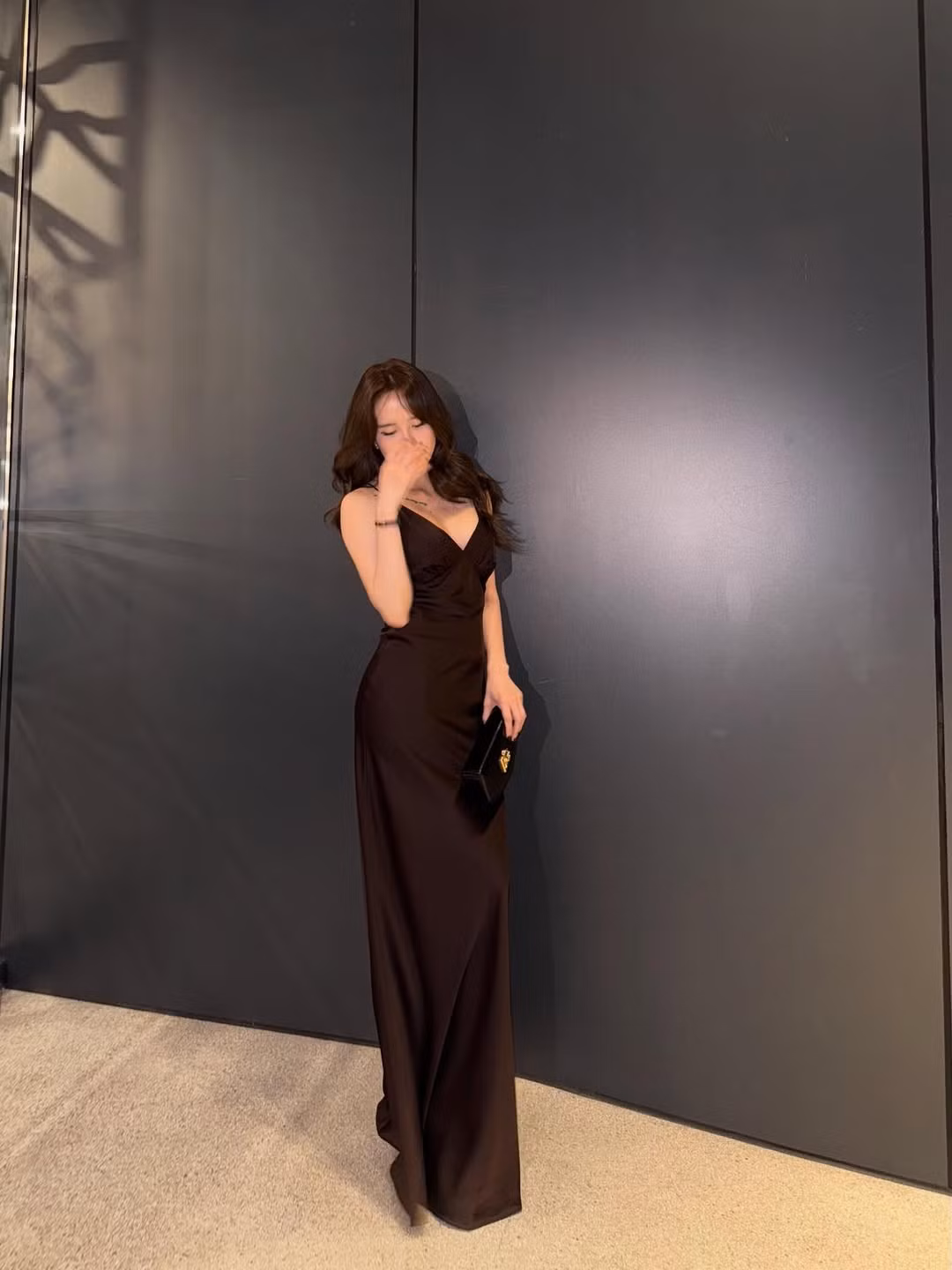Chiếc váy đen dáng dài, ôm sát cơ thể một cách tinh tế, không chỉ tôn lên những đường cong mềm mại mà còn mang đến cho chủ nhân hit "Thương anh" vẻ đẹp trưởng thành, mặn mà.