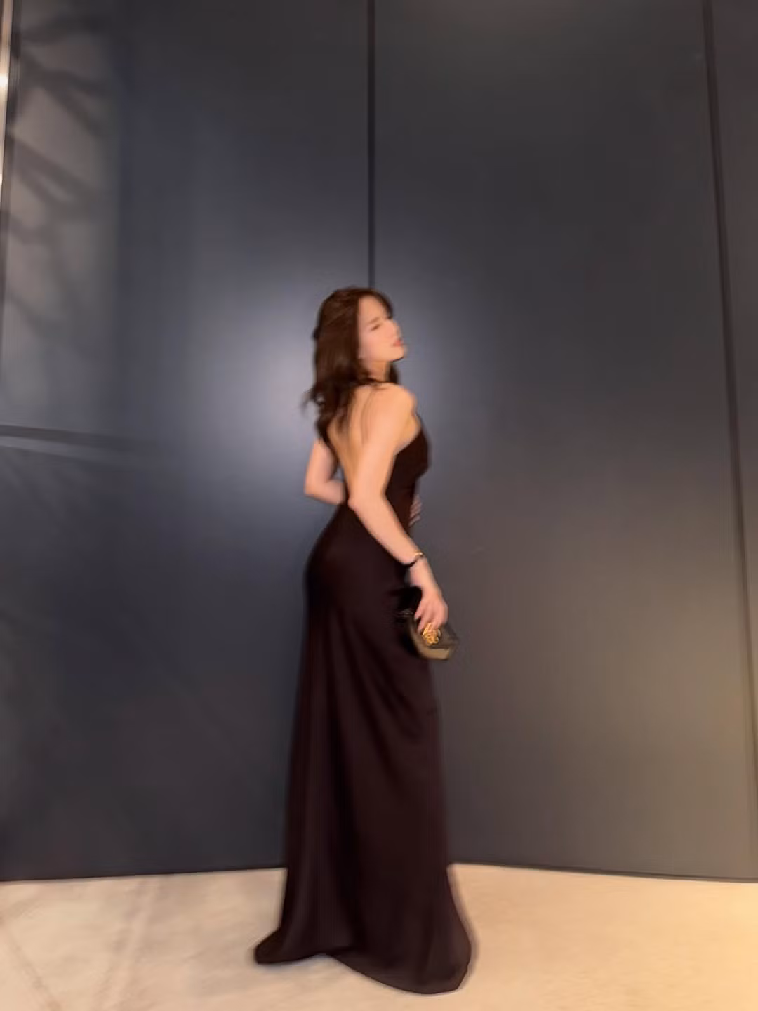 Lựa chọn thiết kế hai dây mảnh cùng phần cổ xẻ vừa phải, nữ ca sĩ khoe trọn bờ vai thon và xương quai xanh gợi cảm, toát lên vẻ thanh lịch đầy cuốn hút.