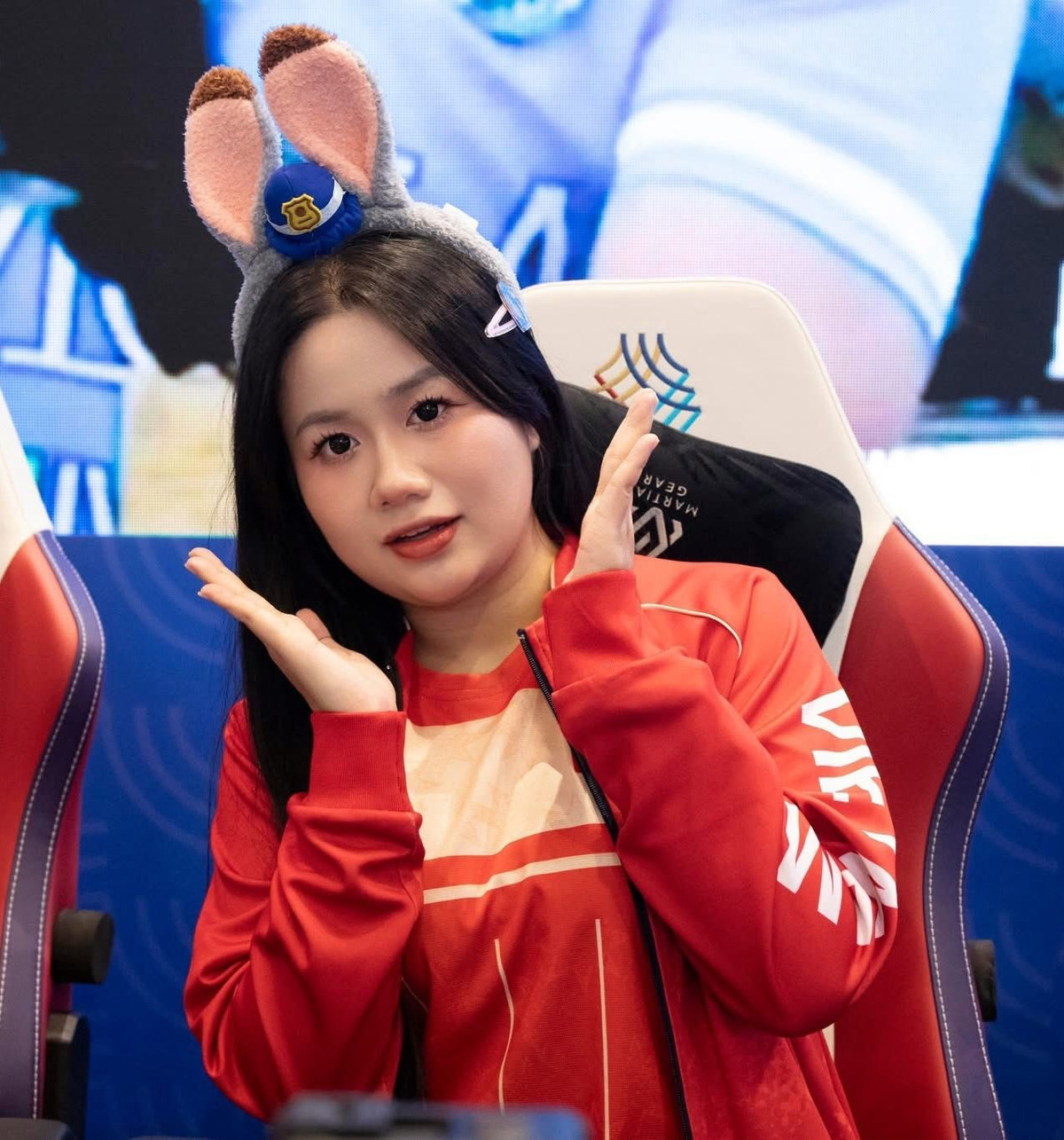 Đối với các tuyển thủ Esports, đặc biệt là phái nữ, việc nhận được sự thấu hiểu từ gia đình là điều vô cùng quý giá. Trong ảnh, khoảnh khắc cô đứng cạnh ba tại sân bay cho thấy sự đồng hành sát sao của phụ huynh trong mọi hành trình thi đấu. (Ảnh: FBNV)