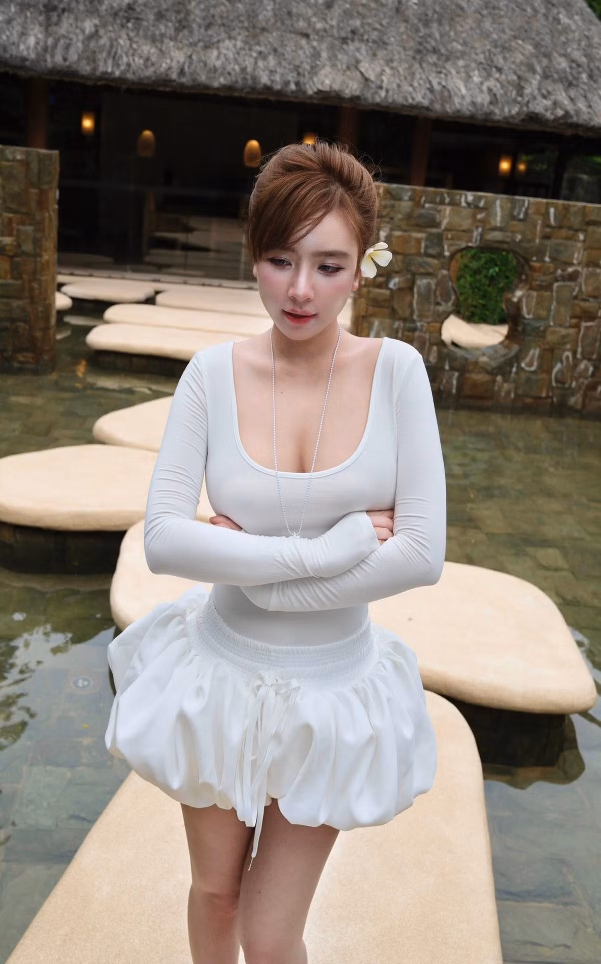 Nguyễn Lan Phương, hay còn được biết đến với biệt danh Phương Bora, là một trong những "hot girl Hà thành" đình đám, vẫn duy trì sức hút mạnh mẽ dù đã bước sang tuổi 31. Cô gây ấn tượng bởi nhan sắc trẻ trung, vóc dáng gợi cảm và phong cách sống đẳng cấp, được nhiều người ngưỡng mộ.