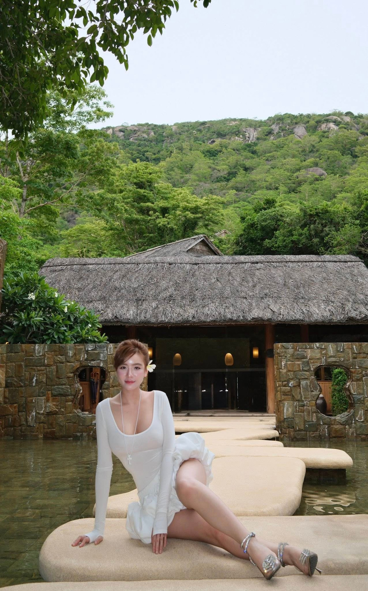 Tren trang cá nhân, cô nàng thường xuyên cập nhật những hình ảnh đi du lịch, nghỉ dưỡng ở những địa điểm sang chảnh. Hiện tại cô nàng cũng là chủ của một thẩm mỹ viện.