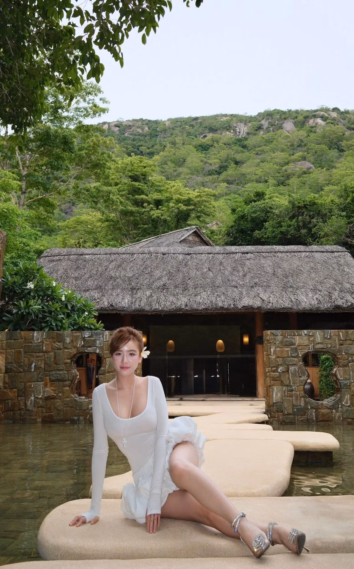 Tren trang cá nhân, cô nàng thường xuyên cập nhật những hình ảnh đi du lịch, nghỉ dưỡng ở những địa điểm sang chảnh. Hiện tại cô nàng cũng là chủ của một thẩm mỹ viện.