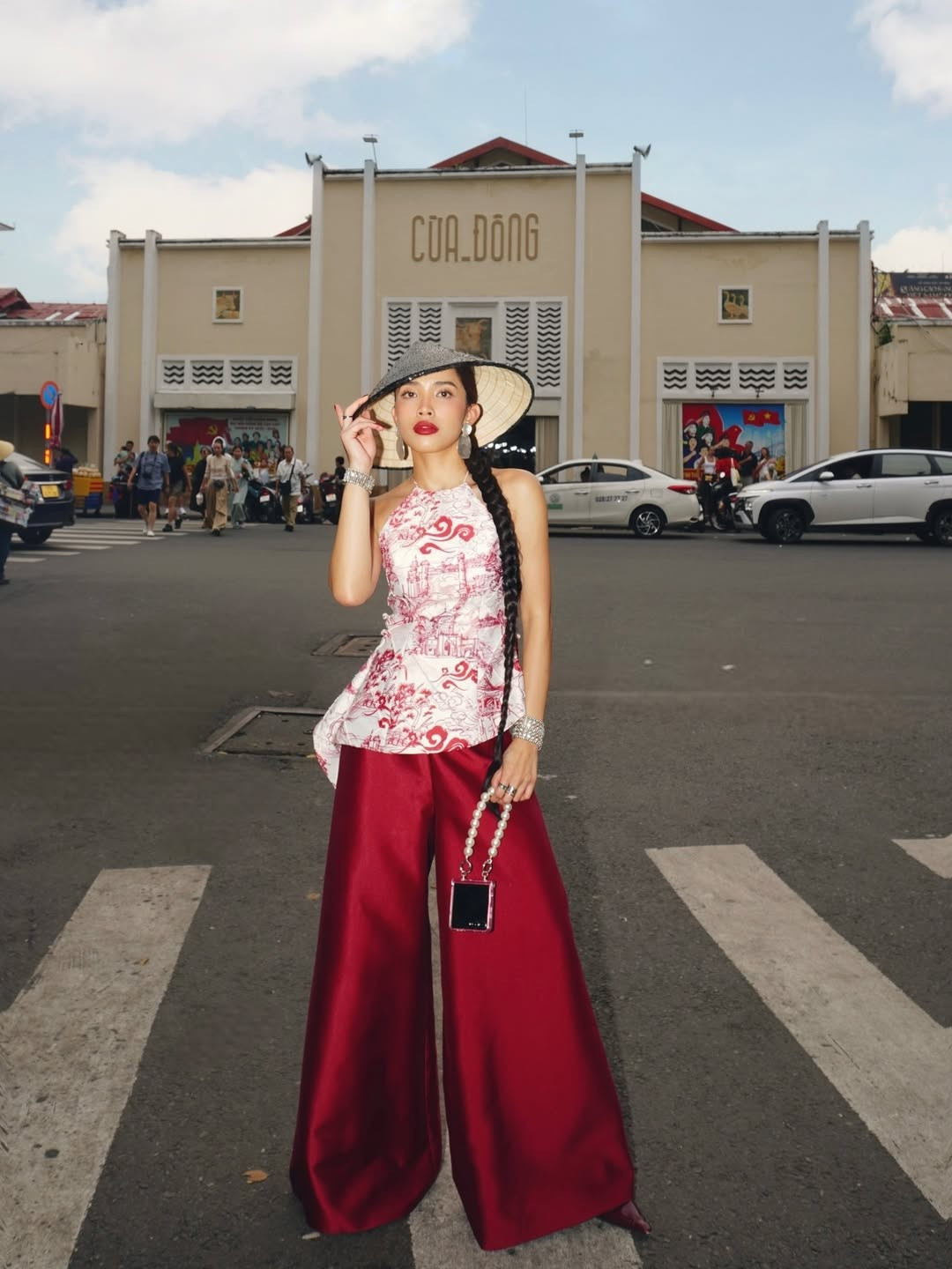 Không còn là một Lilthu "quậy đục nước" với phong cách phóng khoáng thường thấy, mới đây, ái nữ nhà chuỗi siêu thị lớn ở Đà Nẵng - Lilthu (Phạm Hồng Anh Thư) đã khiến người hâm mộ bất ngờ khi xuất hiện trong bộ ảnh đậm chất truyền thống nhưng không kém phần thời thượng ngay tại biểu tượng của Sài Gòn. (Ảnh IGNV)