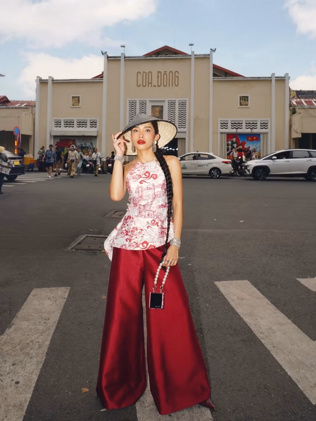 Không còn là một Lilthu "quậy đục nước" với phong cách phóng khoáng thường thấy, mới đây, ái nữ nhà chuỗi siêu thị lớn ở Đà Nẵng - Lilthu (Phạm Hồng Anh Thư) đã khiến người hâm mộ bất ngờ khi xuất hiện trong bộ ảnh đậm chất truyền thống nhưng không kém phần thời thượng ngay tại biểu tượng của Sài Gòn. (Ảnh IGNV)