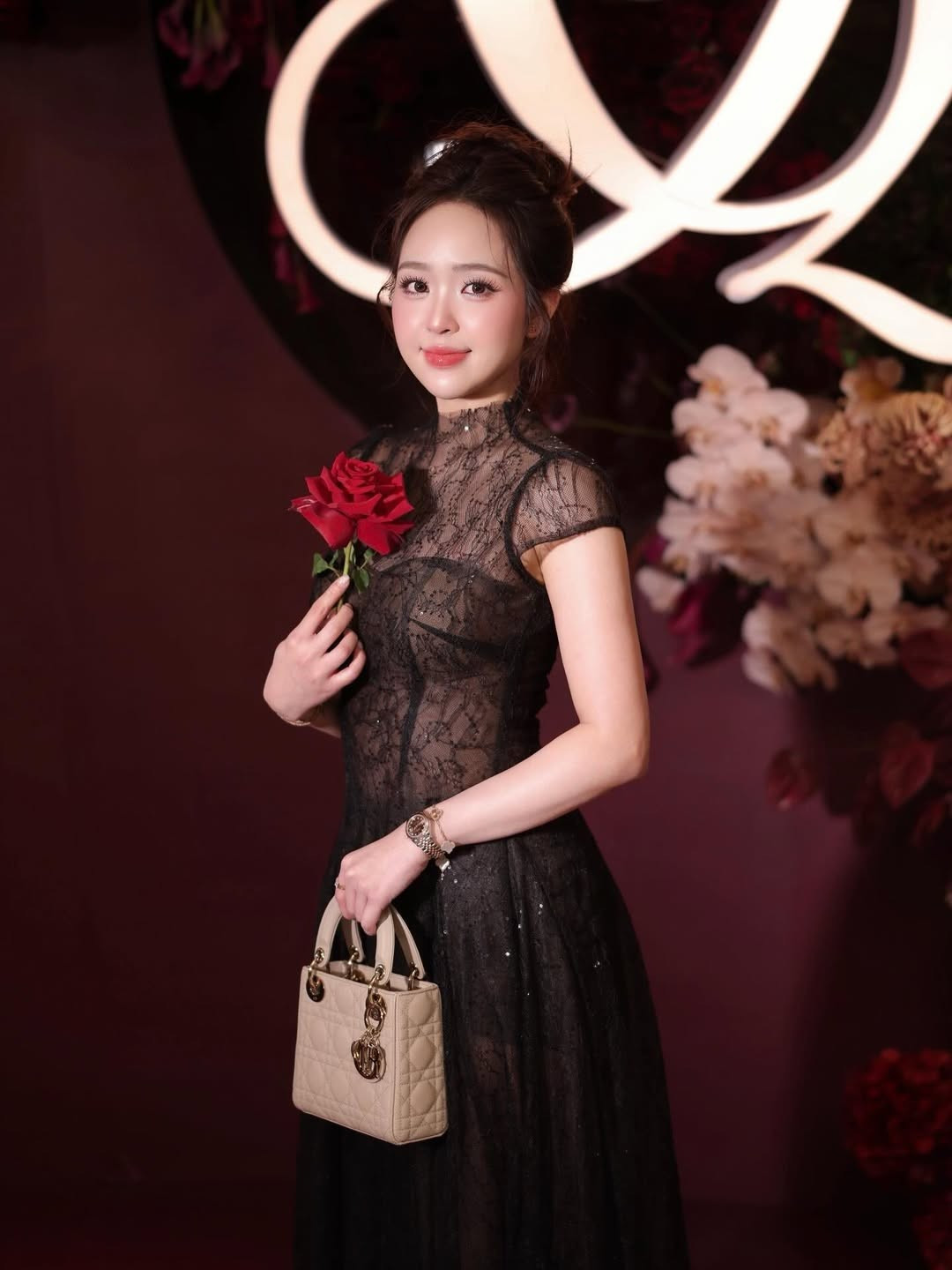 Điểm nhấn của bộ ảnh chính là cách cô nàng thả dáng bên những đóa hoa hồng nhung đỏ thẫm. Dưới ánh đèn vàng ấm áp của không gian tiệc cưới, làn da trắng sứ và gương mặt thanh tú của Phương Anh càng thêm nổi bật. (Ảnh: IGNV)