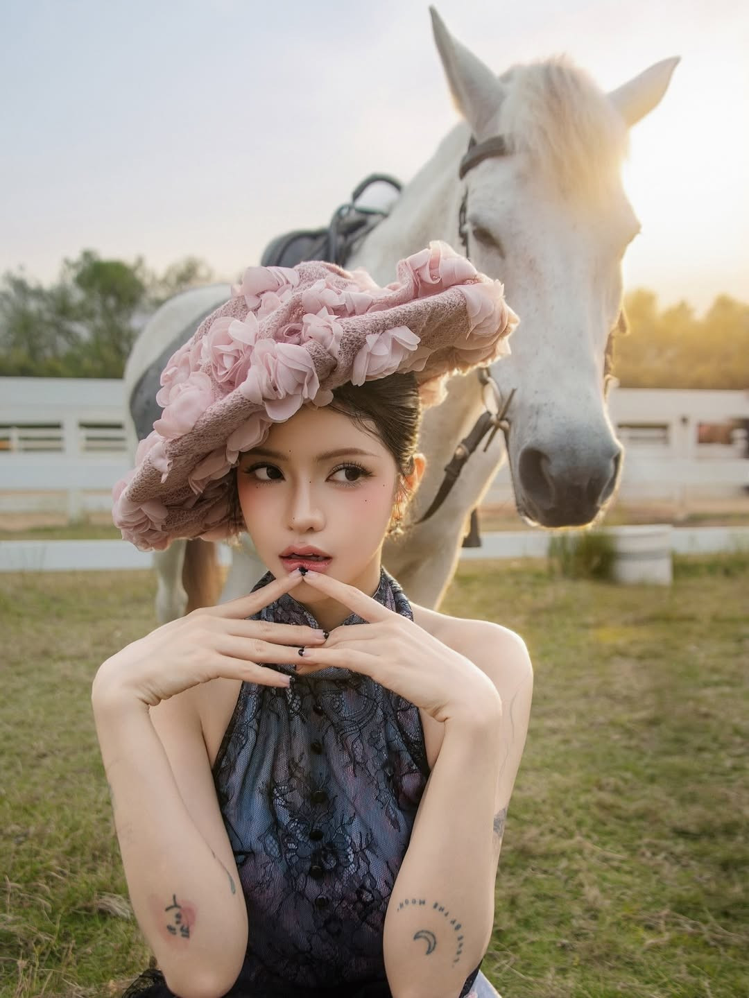 Trước khi trở thành một trong những Tiktoker đình đám với hơn 16,6 triệu người theo dõi, Ciin (tên thật là Bùi Thảo Ly, sinh năm 1997 tại Lâm Đồng) đã có xuất thân là một vũ công chuyên nghiệp. Cô từng gây "sốt mạng xã hội" qua các video vũ đạo triệu view, đặc biệt là màn xuất hiện ấn tượng tại các chương trình lớn như Rap Việt. (Ảnh: IGNV)