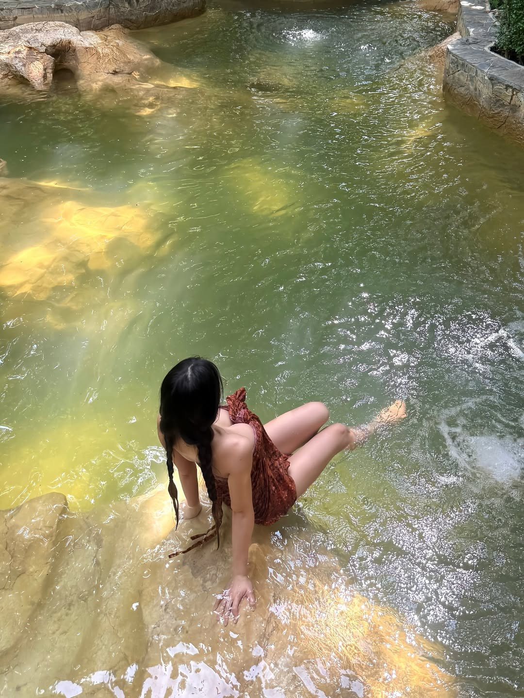 Trong các bức ảnh được chia sẻ, cô gái khoe vẻ đẹp tự nhiên, mái tóc đen dài được tết hai bên và tô điểm bằng một bông hoa trắng cài trên tóc.