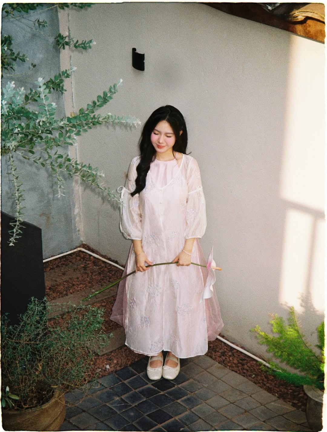 Nổi lên từ những tấm hình chụp khi đang tham gia khóa học quân sự, Vũ Nguyệt nhanh chóng chiếm trọn cảm tình của cộng đồng mạng nhờ gương mặt "không góc chết" và nụ cười rạng rỡ. (Ảnh: IGNV)