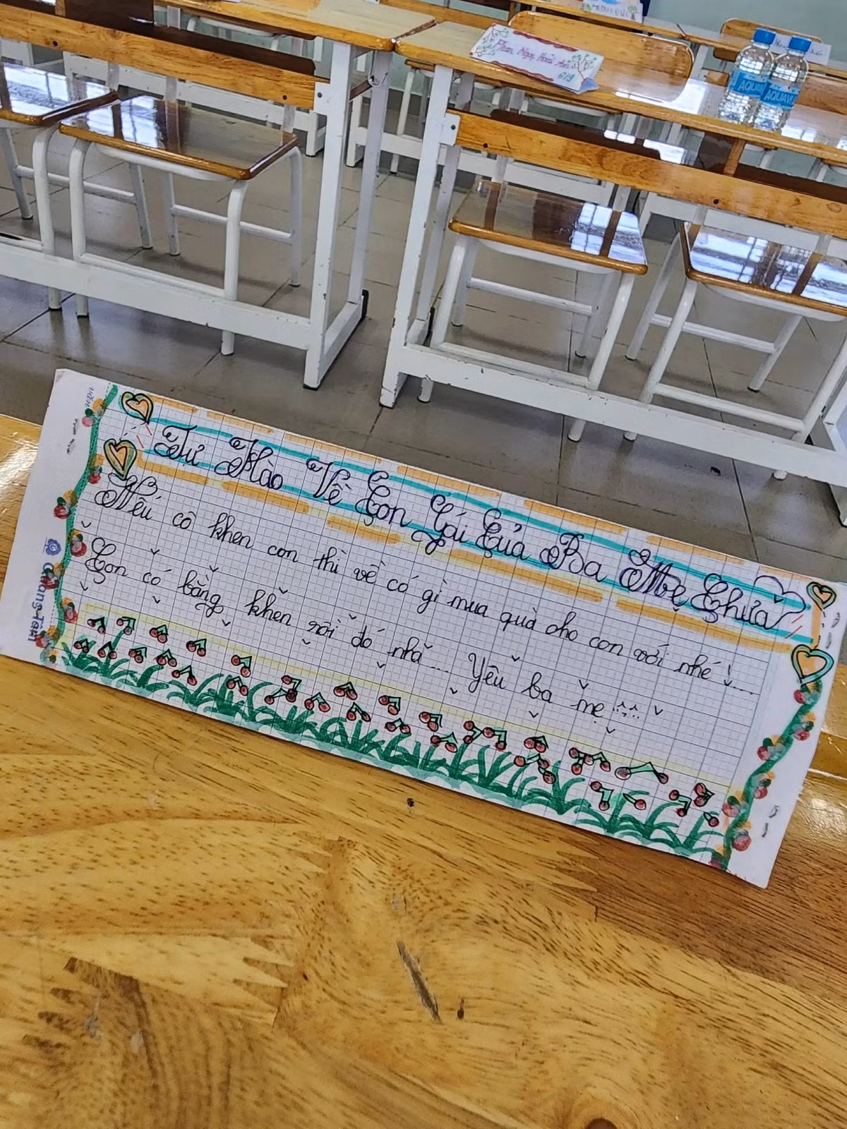 Một bạn nhỏ khác lại chơi chiêu “gợi ý nhẹ” khi viết: “Nếu cô khen con thì cô gì mua quà cho con với mẹ! Con có bằng khen rồi đó nha. Yêu ba mẹ…” Bức thư được trang trí đầy màu sắc, viền hoa trái tim xinh xắn như một tấm thiệp mừng công. Lời lẽ thì không thể ngọt ngào hơn, khiến phụ huynh nào đọc cũng sẽ… tặc lưỡi “thưởng quà cái cho con vui”.