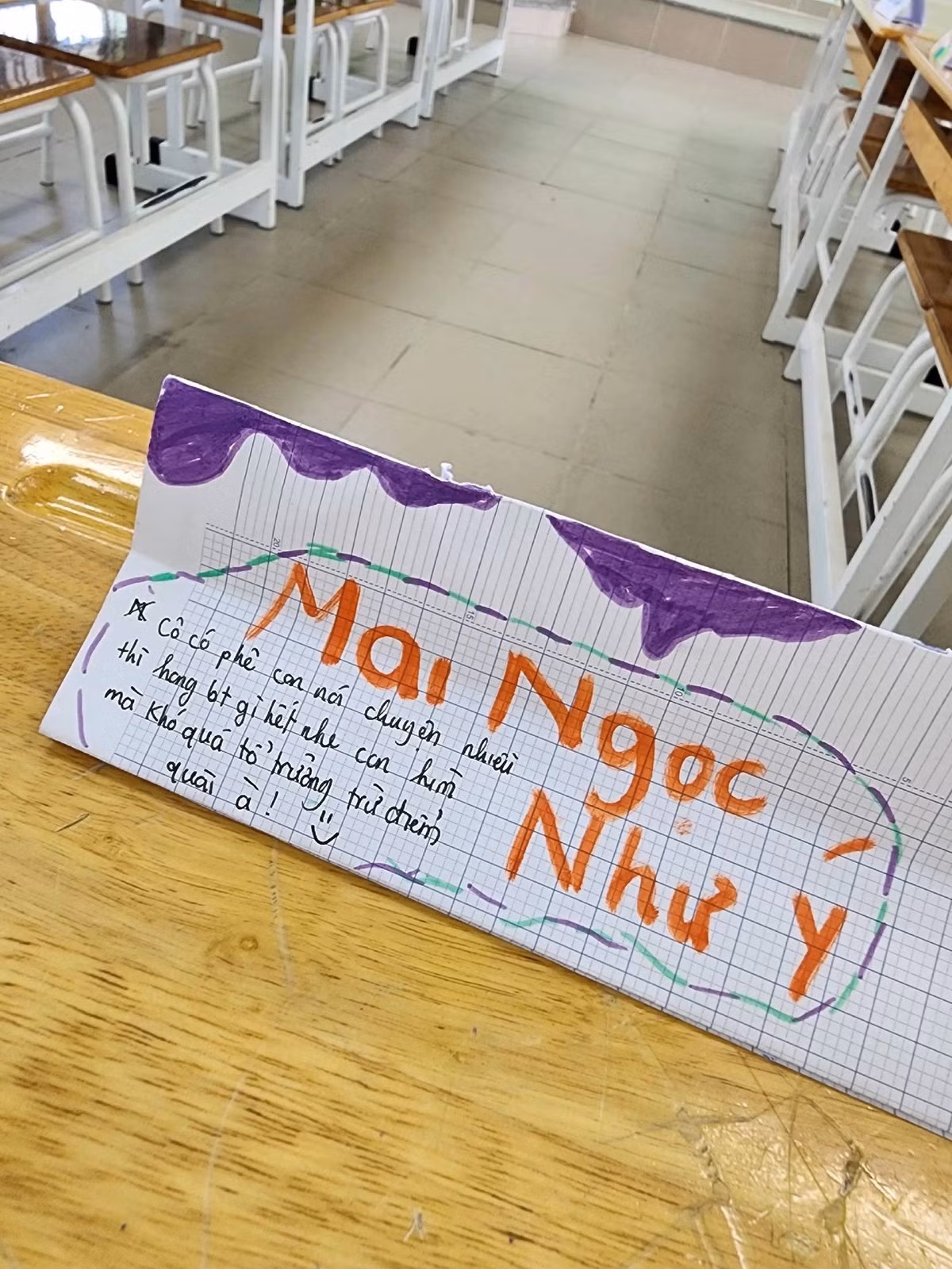 Những lời bình luận không chỉ dừng lại ở sự hài hước, mà còn có không ít người lớn, giờ đã làm cha mẹ, cũng rưng rưng khi nhìn thấy chính hình bóng con mình trong những dòng chữ nguệch ngoạc ấy.