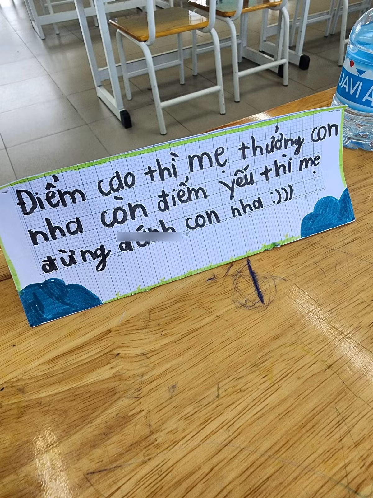 Trong một lời nhắn gửi, một em học sinh nắn nót: “Điểm cao thì mẹ thưởng con nha, còn điểm yếu thì mẹ đừng đánh con nha =)))” Dòng chữ được viết tỉ mỉ trên giấy kẻ ô ly, trang trí bằng bút màu rất cẩn thận. Dù chỉ là lời nhắn ngắn gọn, nhưng ai đọc qua cũng hiểu được nỗi niềm “cầu cứu” từ tận đáy lòng của em học trò nhỏ.