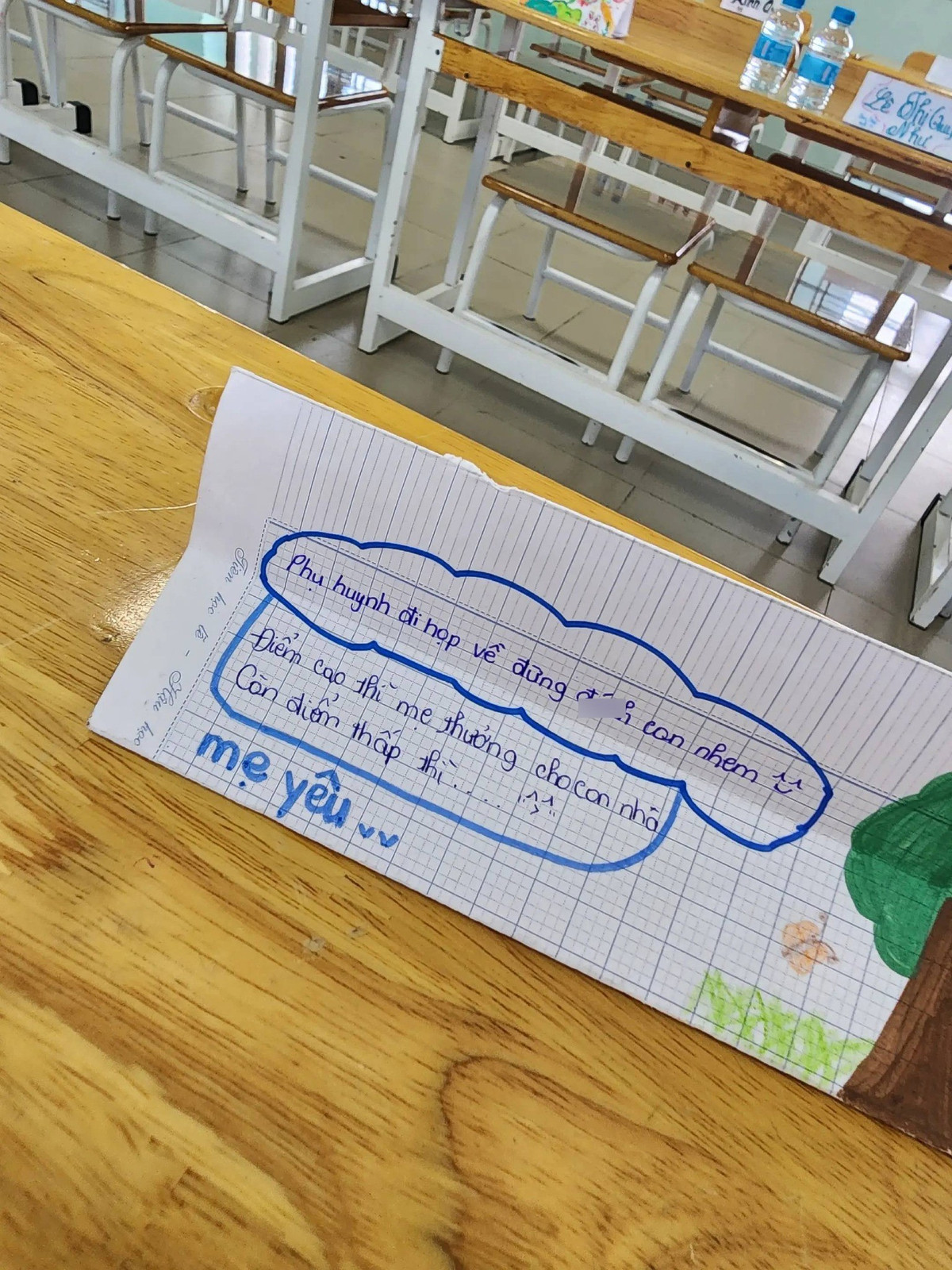 Một lời nhắn khác còn khiến người xem “dở khóc dở cười” hơn: "Phụ huynh đi họp về đừng đánh con nhen. Điểm cao thì mẹ thưởng cho con còn điểm thấp thì..." kèm theo lời lẽ lấy lòng "mẹ yêu". Không chỉ là một tờ giấy viết vội, đây rõ ràng là một “tác phẩm” chuẩn bị kỹ lưỡng, từ lời lẽ đến cảm xúc đều thể hiện sự năn nỉ xen lẫn hài hước của một đứa trẻ đang cố gắng “cứu vớt” tình hình điểm số không mấy sáng sủa.