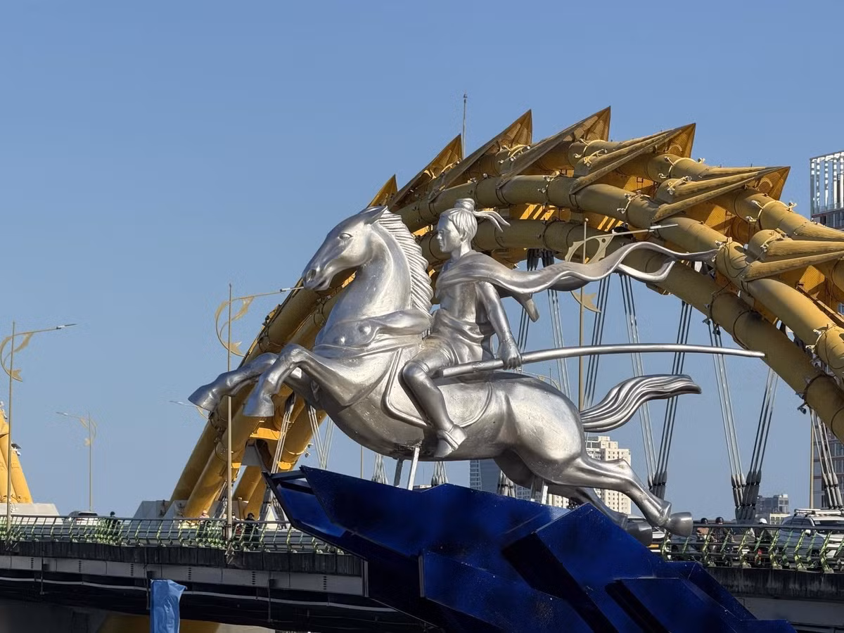 Trong không khí rộn ràng chuẩn bị đón Tết Bính Ngọ 2026, Đà Nẵng đã cho ra mắt cụm linh vật ngựa với nhiều phong cách khác nhau. Tuy nhiên, chiếm trọn cảm tình của người dân và du khách chính là tượng Thánh Gióng cưỡi ngựa được đặt tại vị trí đắc địa gần cầu Rồng.