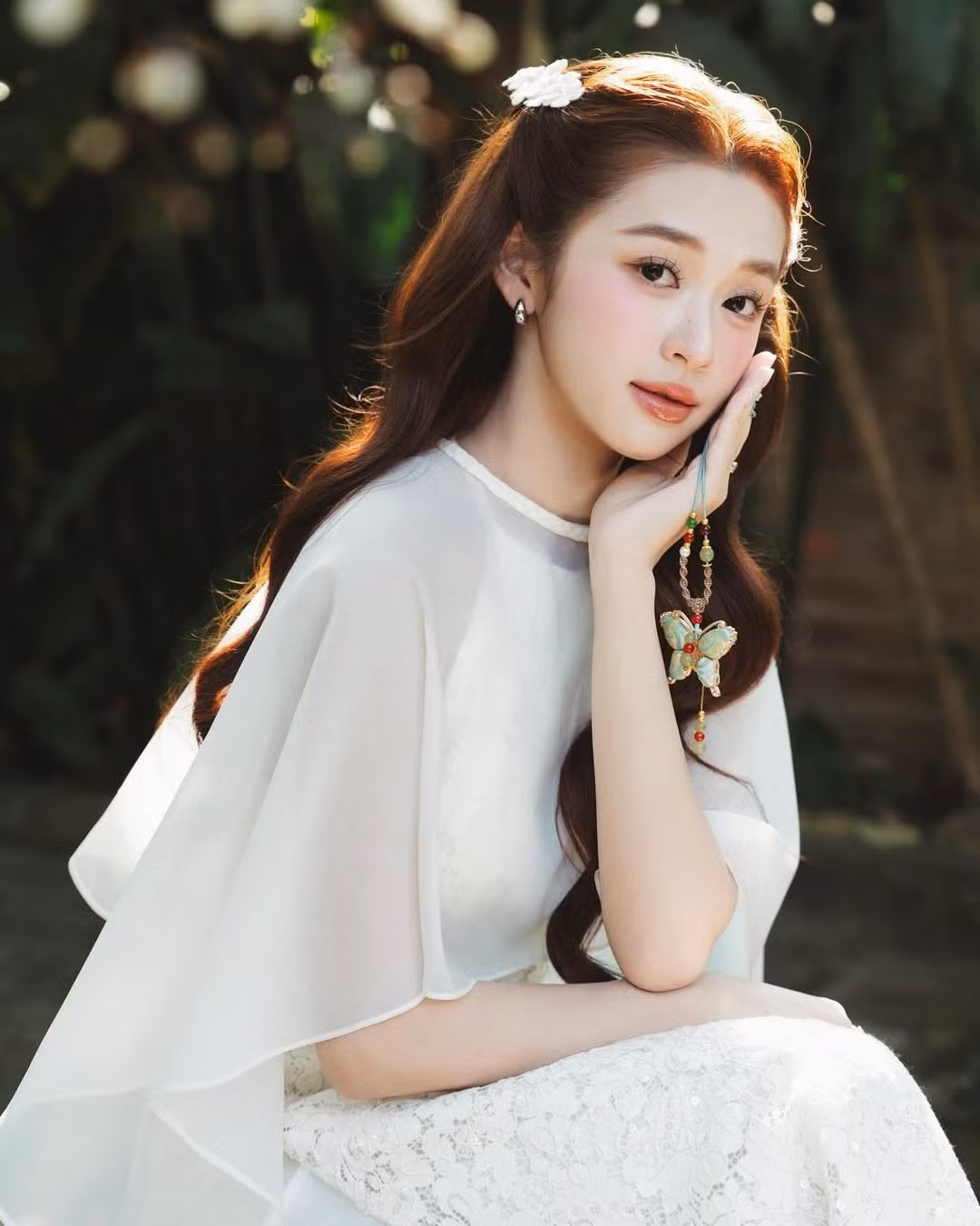 Chuyển sang tông trắng tinh khôi, Karty Chang trông như một "tiên tỷ" giữa khu vườn xuân. Thiết kế này gây ấn tượng bởi phần cổ yếm phối cùng lớp choàng voan mỏng manh ở vai, tạo hiệu ứng bay bổng. (Ảnh: IGNV)