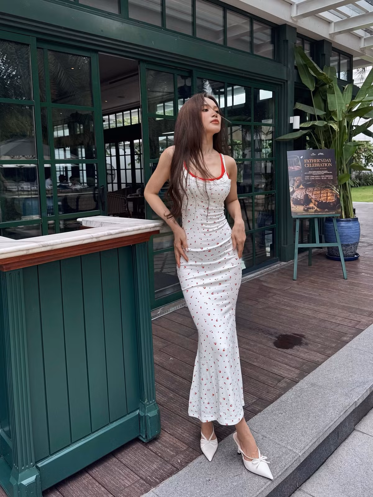 Cô khéo léo phối hợp với đôi giày cao gót mũi nhọn màu trắng, tạo nên một tổng thể vừa thanh lịch, vừa hiện đại. (Ảnh: FBNV)