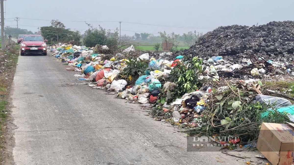 Rác thải tràn ra đường cả một đoạn dài. Ảnh: Vũ Thượng