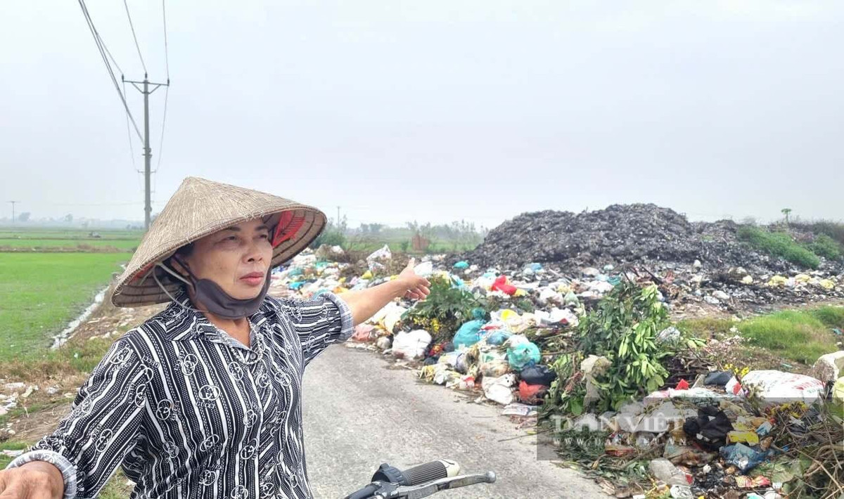 Bà Ánh chỉ tay về phía bãi rác gây ô nhiễm nhiều năm nay. Ảnh: Vũ Thượng