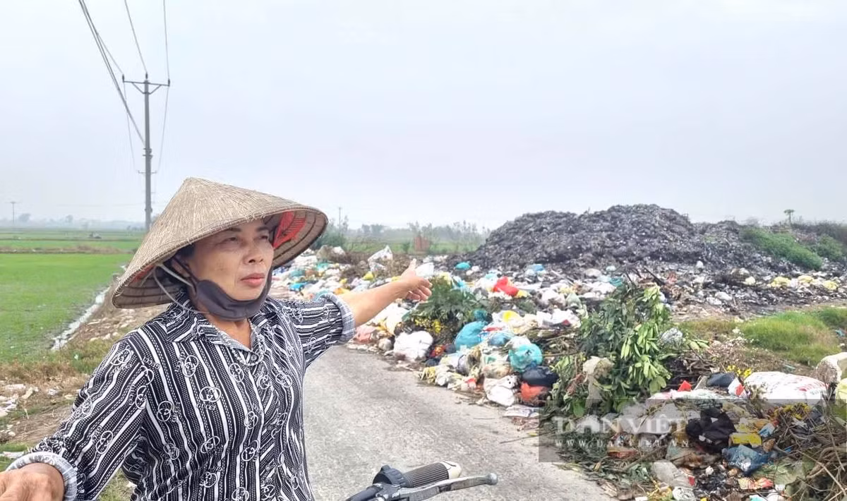 Bà Ánh chỉ tay về phía bãi rác gây ô nhiễm nhiều năm nay. Ảnh: Vũ Thượng