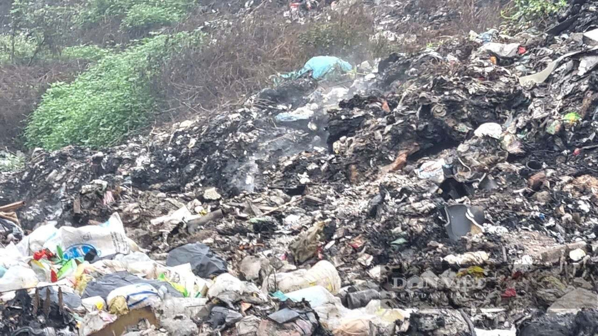 Khói từ việc đốt rác lộ thiên chứa hàng loạt chất độc nguy hại. Ảnh: Vũ Thượng