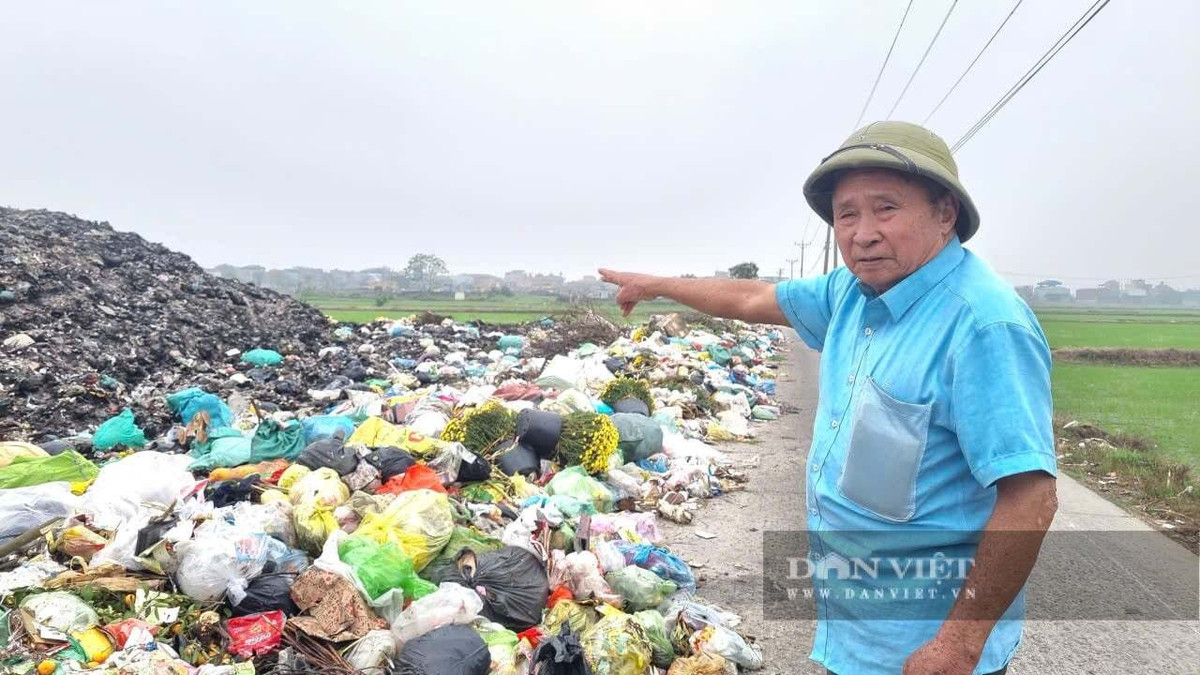Người dân xã Vũ Dương, tỉnh Ninh Bình chỉ tay về khu vực bãi rác đang cháy âm ỉ cả ngày đêm. Ảnh: Vũ Thượng